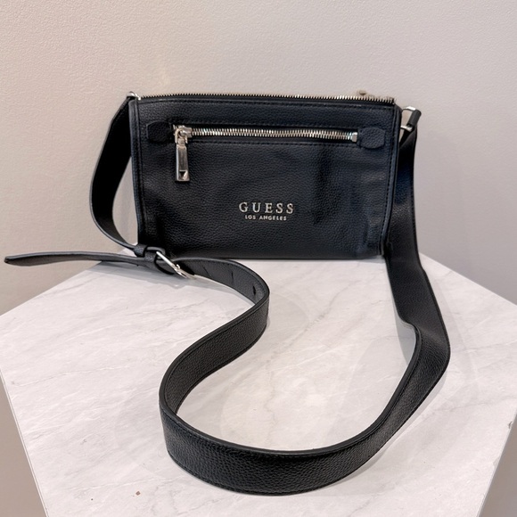 🔥GUESS Sleek Black Crossbody Bag🔥 - Picture 1 of 6